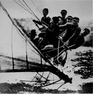 Tutti al trapezio su uno skiff australiano d'inizio secolo